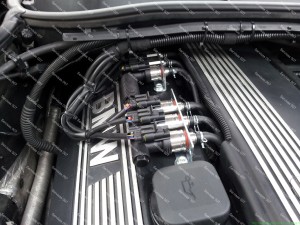 Dujų įranga STAG su Baracuda dujų purkštukais BMW 325 automobilyje;