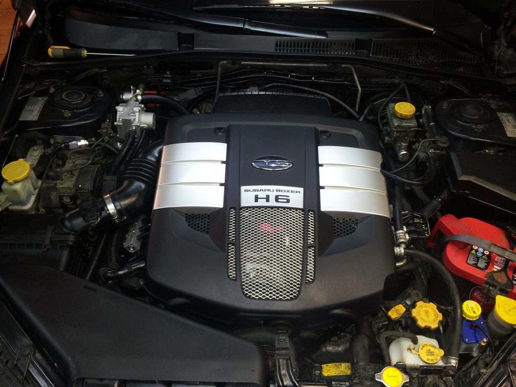 Subaru variklio gaubtas po dujų įrangos montavimo darbų Servise 007